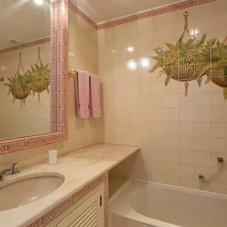 Sleeps 8 Pool Air Con T479857 金塔湖